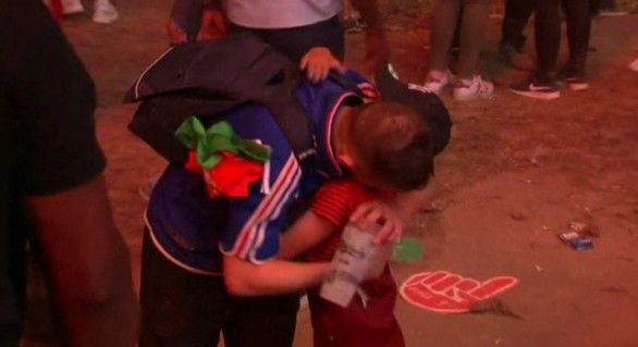 Un copil portughez a consolat un suporter francez. Foto: independent.md