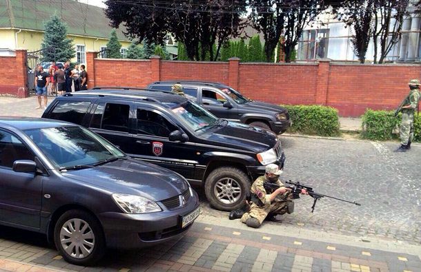 В результате обстрелов уничтожены два автомобиля милиции и повреждены автомобили гражданских лиц.