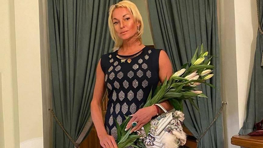Волочкова рухнула во время фотосессии в роскошном платье.