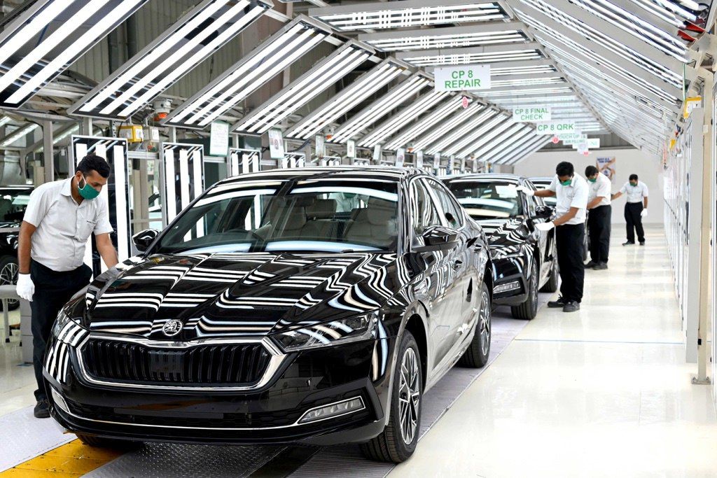Skoda из-за пожара на складах недопоставит 16 тыс. автомобилей "Октавия".