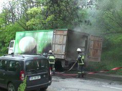 Un camion încărcat cu sticle goale și butași de viță de vie care se îndrepta spre o fabrică de vin s-a aprins din mers.  Foto: stirilocale.md