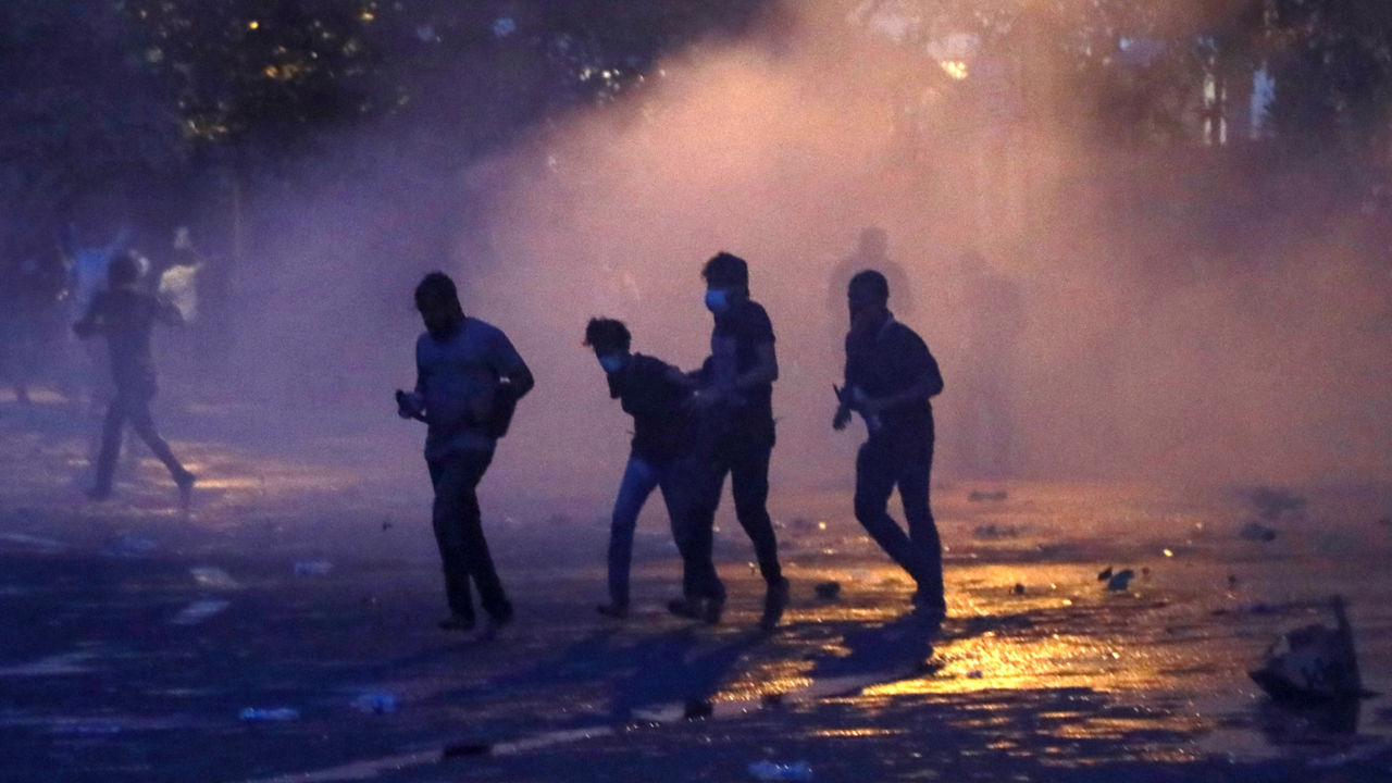 В Шри-Ланке протестующие подожгли дом премьер-министра.