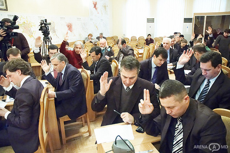 После двух часов ожидания секретарь мунсовета Валерий Диденку сообщил, что заседание откладывается по запросу мэра Дорина Киртоакэ.