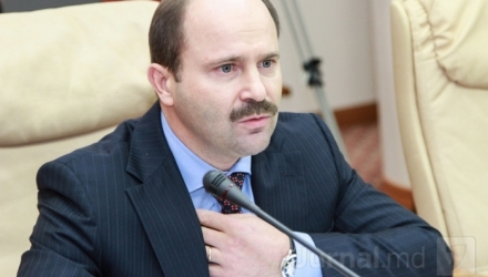 Vicepremierul şi ministrul Economiei, Valeriu Lazăr, se află într-o deplasare şi nu a comentat deocamdată acuzaţiile.