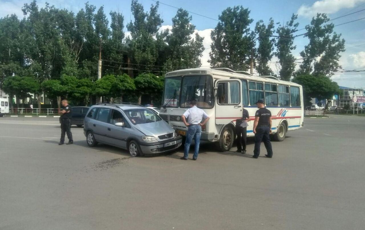 ДТП в Бельцах: минивэн не уступил дорогу рейсовому автобусу.