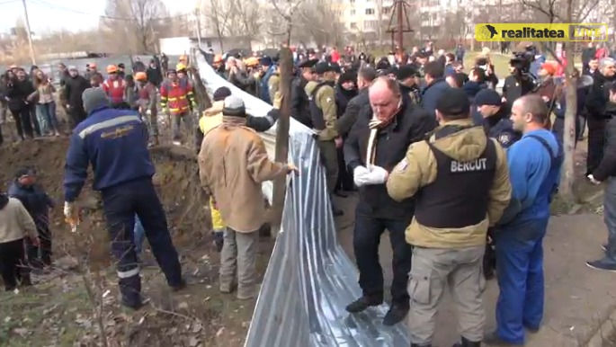Mai mulți deputați și consilieri locali ai Partidului Socialiștilor au dat jos gardul de protecție al șantierului.