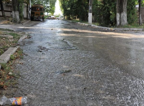 Strada Salcamilor din sectorul Botanica al capitalei s-a tranformat intr-un adevarat rau.
