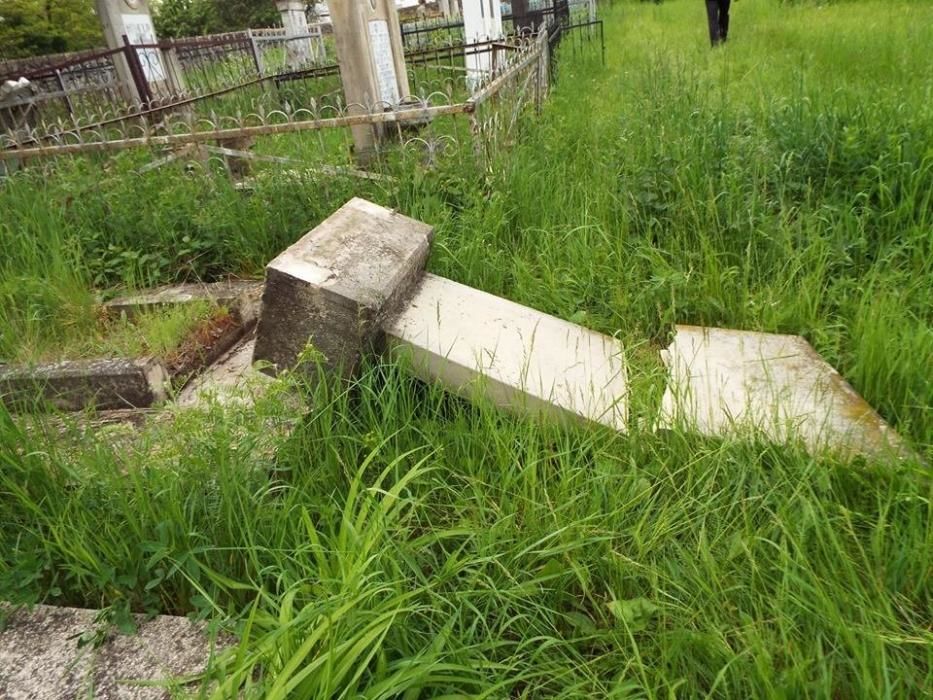 Неизвестные устроили беспорядки на Еврейском кладбище.