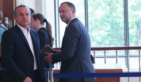 La întrebarea de ce nu îi retrage oligarhului „Ordinul Republicii”, Dodon s-a eschivat elegant, menţionând că „nu există o procedură clară în acest sens”.