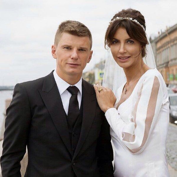 Жену футболиста Аршавина сняли с рейса за дебош на борту самолета.