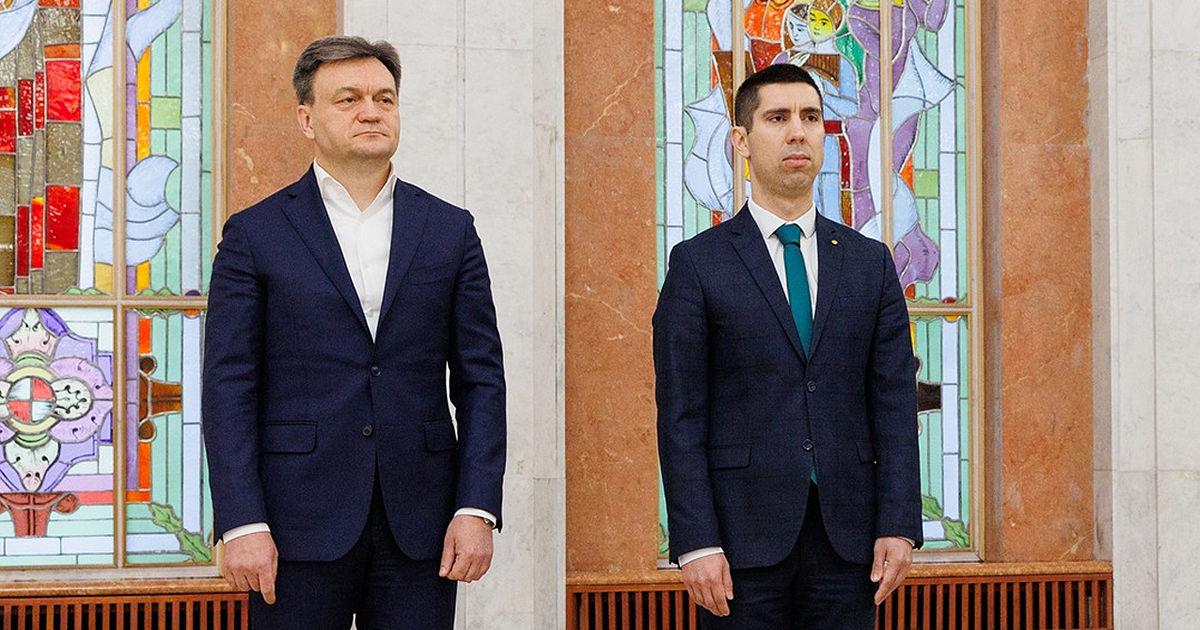 Премьер-министр Дорин Речан приветствовал главу МИДЕИ Михая Попшоя.