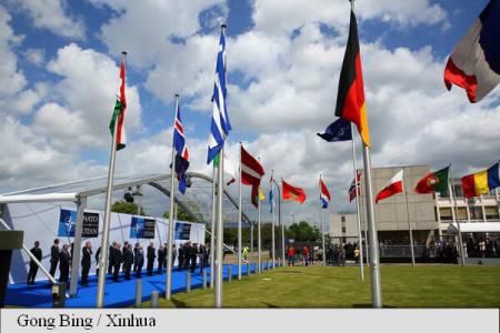 NATO condamnă un tratat ONU de interzicere a armelor atomice. 
