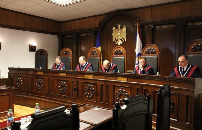 Ранее, представители парламента и правительства высказались против проведения референдума.