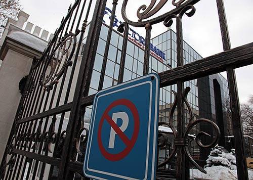 Cтарые акционеры банка, в числе которых Европейский банк реконструкции и развития (15,06%) и Alpha Bank România S.A. (12,5%), не поддержали предложение новых акционеров снять с должности председателя правления банка Наталью Политову-Кангаш.