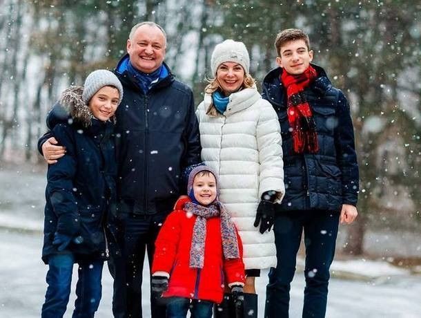 Глава государства и его семья, как и большинство граждан страны, празднуют Рождество традиционно 7 января.