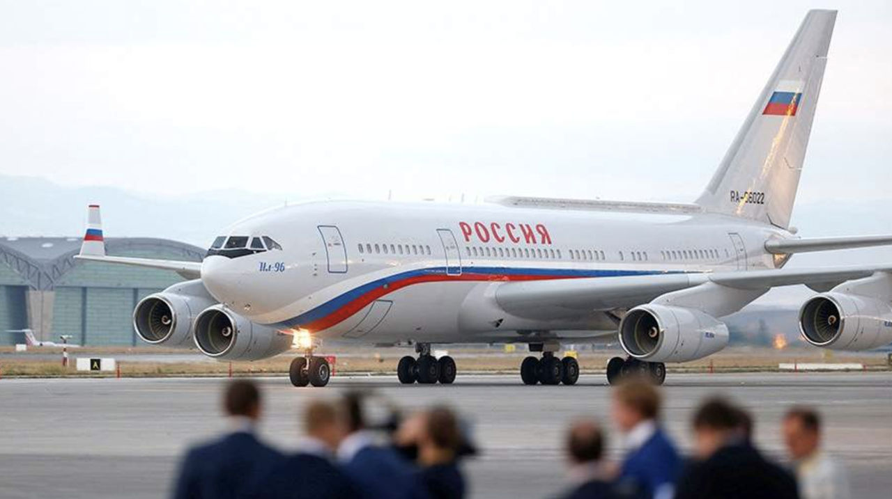 Российские элиты на частных самолетах массово покидают Москву.