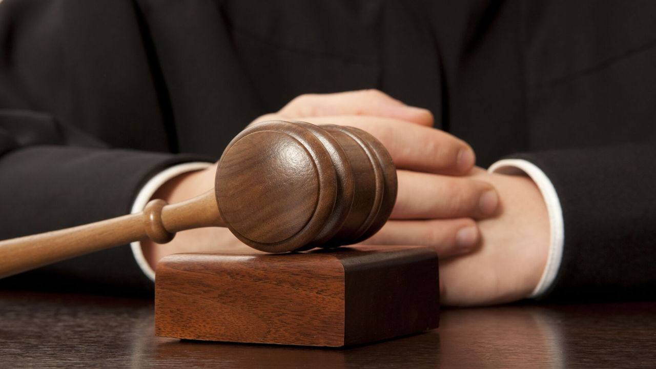 Un tânăr din Fălești, condamnat la 17 ani de închisoare pentru că și-a ucis bunica.