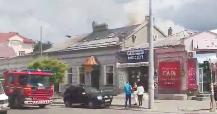 В центре Кишинева загорелся магазин нижнего белья.