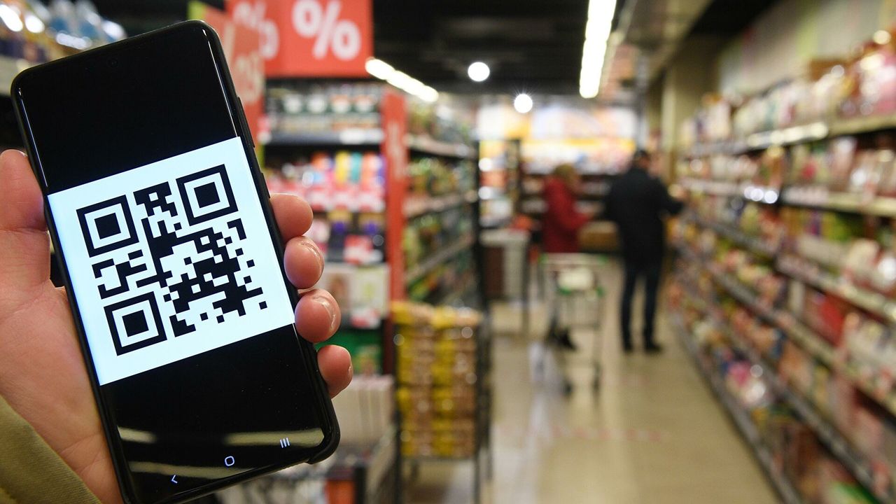 В Москве могут ввести QR-коды в транспорте и магазинах