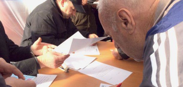 Supăraţi că media ignoră colectarea semnăturilor pentru referendum. Foto: adevarul.ro