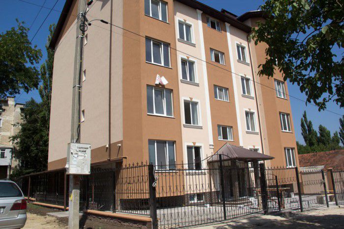 Sunt bugetari, dar dețin în proprietate case și mașini de lux.