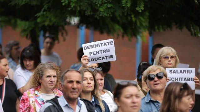Учителя требуют повышения зарплат на 20–30%: 14% считают недостаточными.