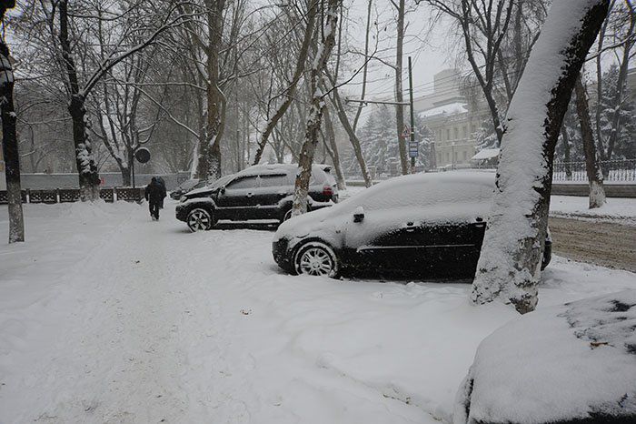 Trei curse şcolare, suspendate din cauza drumurilor înzăpezite