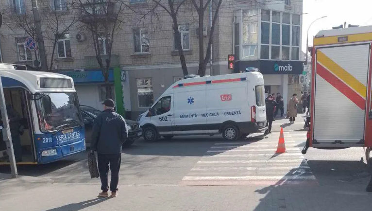 В Бельцах произошло ДТП: пешеход погиб под колесами троллейбуса.