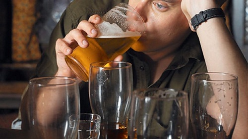 Profesor concediat. A consumat alcool cu un elev.