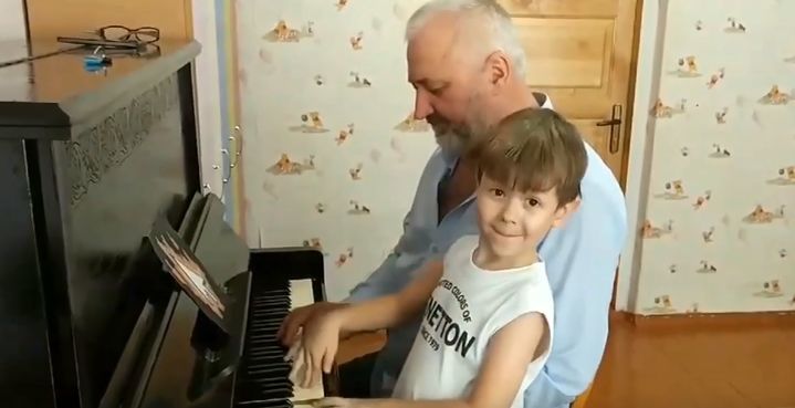 В Молдове мальчик с аутизмом сочиняет музыку и программирует в 10 лет.