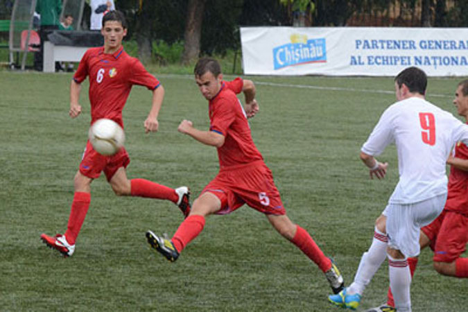 Сборная Молдовы (Under-17) (в красной форме) сыграет с итальянскими сверстниками. Фото: fmf.md