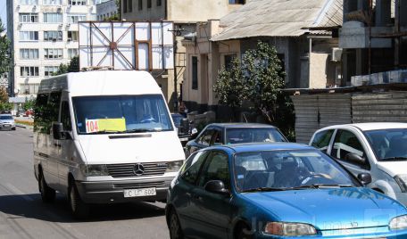 O tânără a fost accidentată în timp ce călătorea într-un microbuz de pe linia 175 din capitală. Incidentul a avut loc ieri după ora 18:00, la intersecţia străzii Ismail cu bulevardul Ştefan cel Mare.