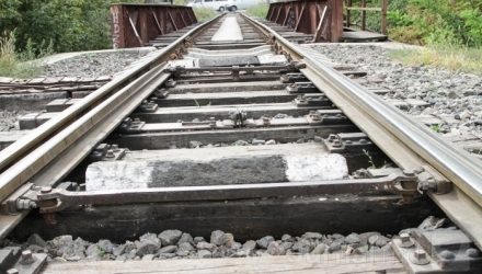 În urma impactului, băiatul a fost aruncat la o distanţă de peste 30 de metri şi a fost grav rănit.