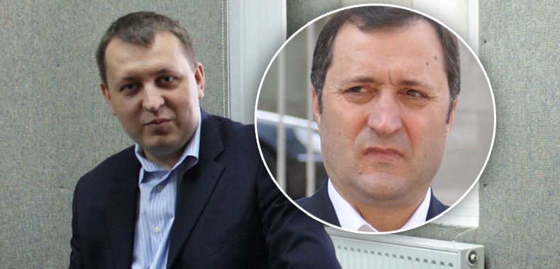 Экс-премьер по-прежнему продолжает настаивать на своей невиновности.