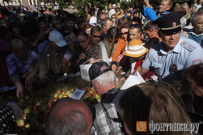 Distribuirea fructelor a fost însoțită de agitație și îmbrînceli printre cei prezenți.