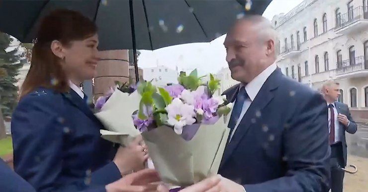 Лукашенко не растерялся и вручил девушке зонт.