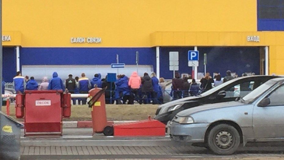 После вчерашнего взрыва в метро полиция оперативно реагирует на все сообщения о подозрительных предметах.