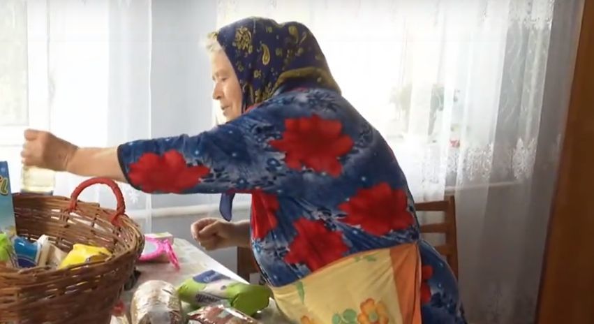 Волонтеры передают пенсионерам продукты от молдавской диаспоры.