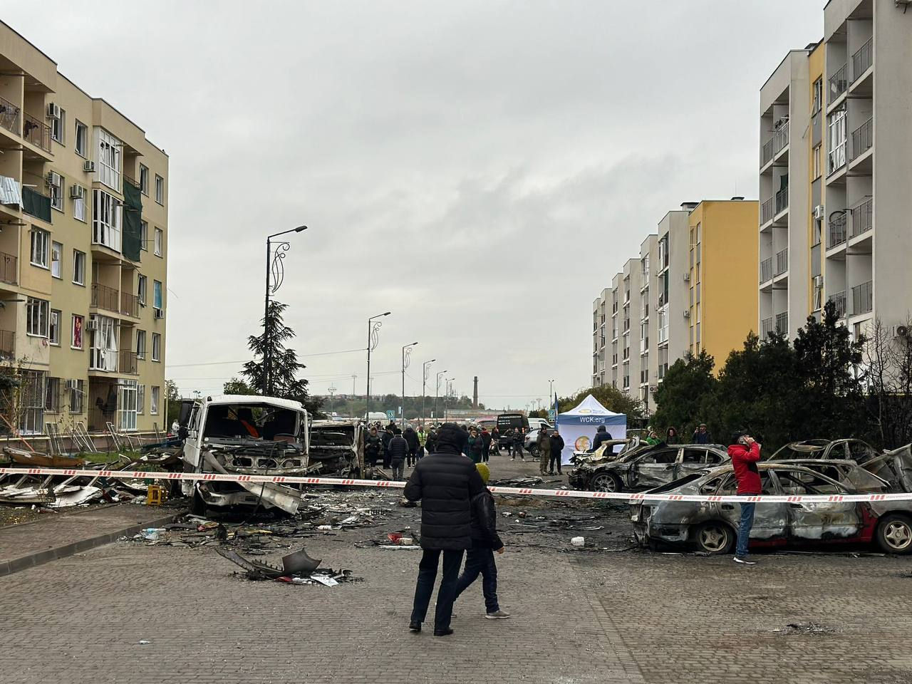 Dronele au lovit blocuri de locuințe și clădiri rezidențiale private în regiunea Odesa.
