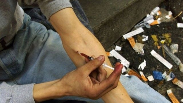 Două persoane cu vârsta de 30 şi respectiv 32 de ani, prinşi în timp ce se drogau în maşină. Foto: b365.ro