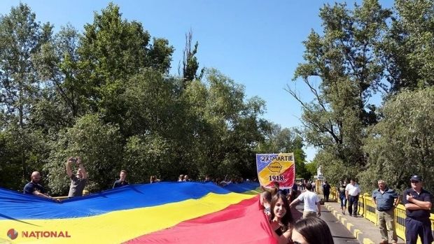 Zeci de persoane au întins un steag tricolor de 300 de metri la podul de peste Prut de la Sculeni, unind simbolic cele două state românești.