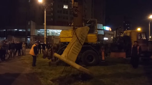 Вечером 7 мая общественные активисты Одессы заставили власть убрать памятный камень маршалу Георгию Жукову.