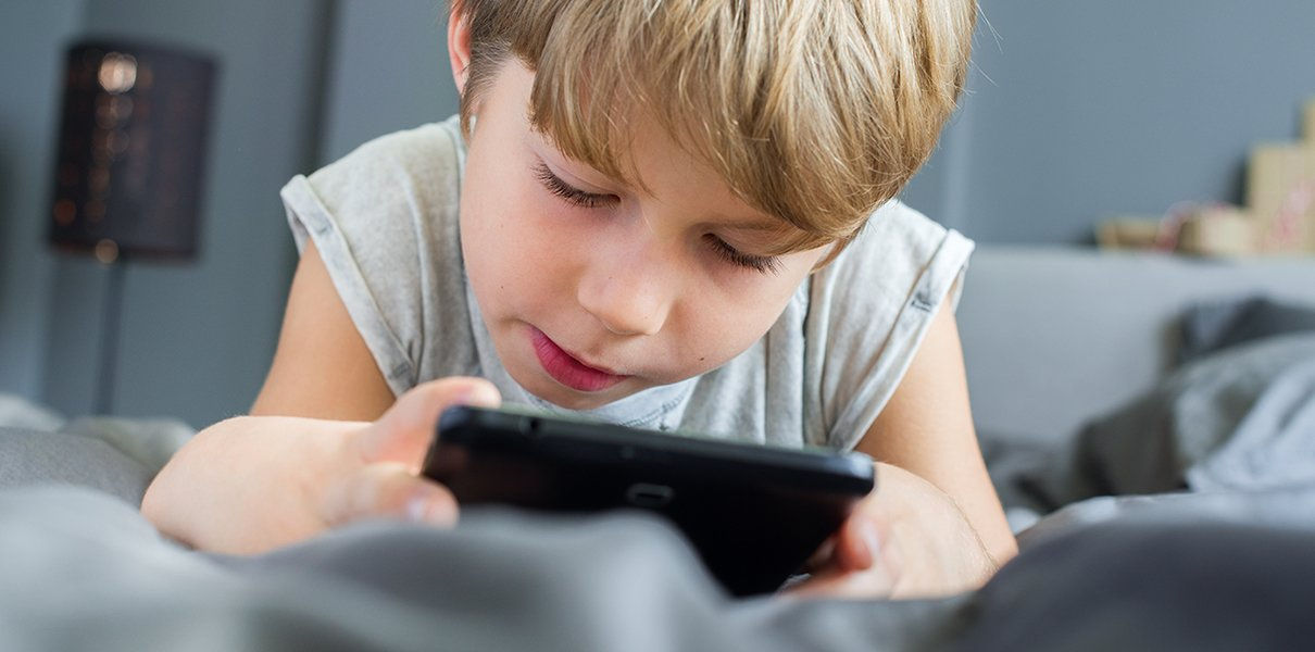 Vizionarea videourilor pe smartphone obosește ochii în doar o oră.