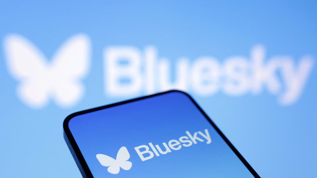 Недовольные Трампом и Маском пользователи X массово мигрируют в Bluesky.