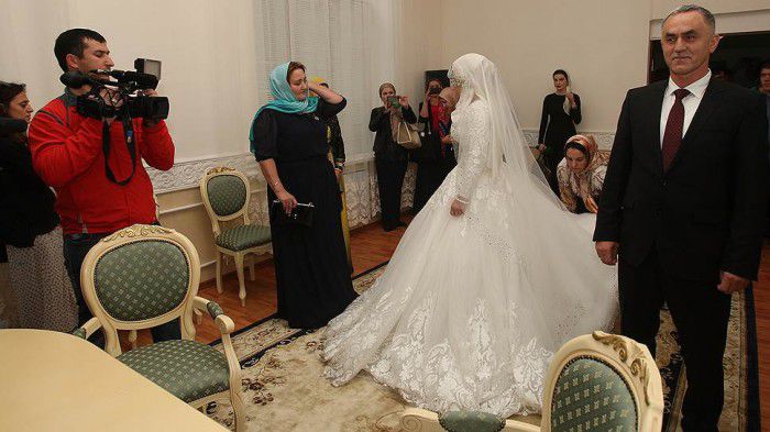 Șeful poliției raionului Nojai-Yurt din Cecenia, Najud Gucigov, s-a căsătorit cu o tânără de 17 ani, Luiza Goilabieva. Foto: kommersant.ru