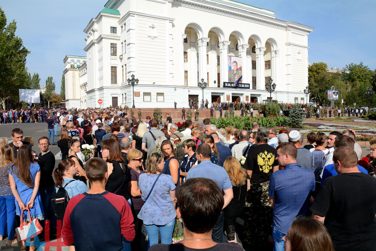 Очередь желающих проститься с Захарченко в ДНР вытянулась на километр. Фото: dan-news.info.
