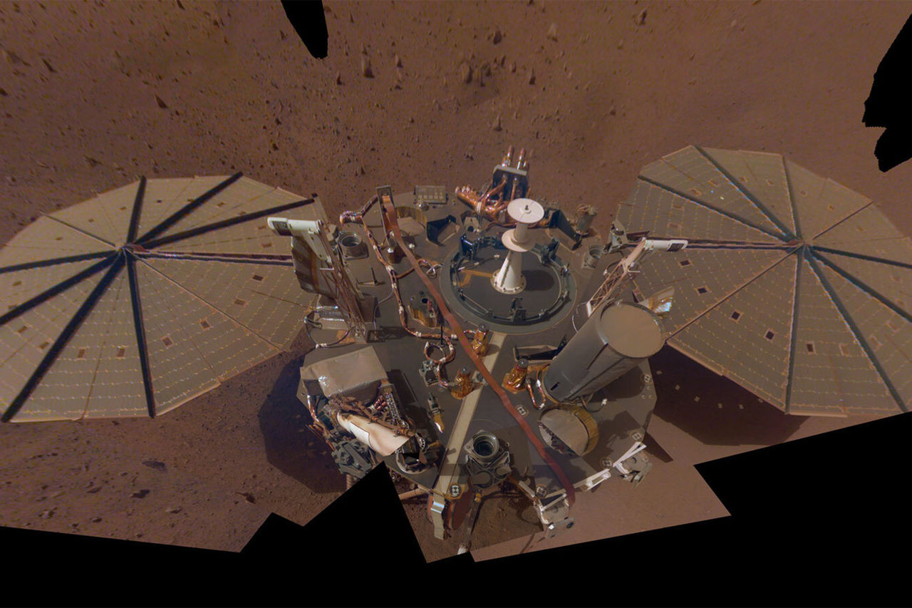Марсианский зонд InSight отключился из-за пылевой бури.