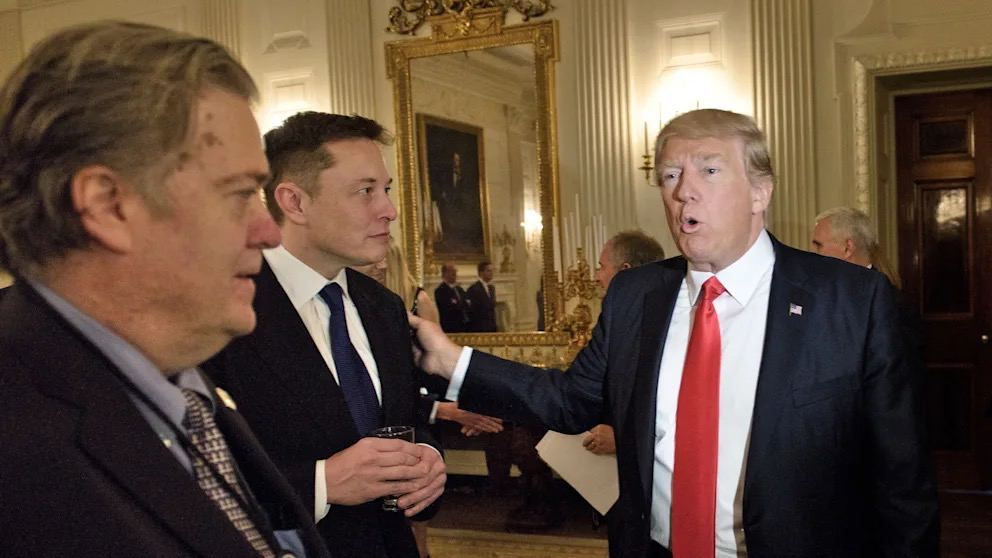 Musk și-a făcut un dușman puternic: Un fost consilier al lui Trump, recent eliberat din închisoare.