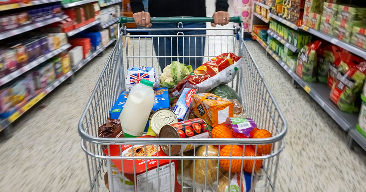 Autoritățile din Marea Britanie au îndemnat supermarketurile să înghețe prețurile la produsele alimentare de bază.