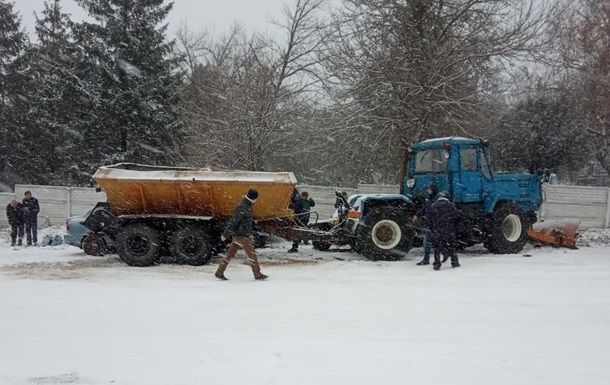 На Украине трактор, посыпавший дорогу, задавил семь легковушек.